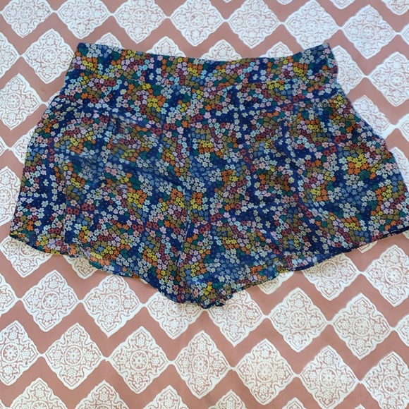 Parker XS Floral silk high rise shorts. - Picture 4 of 5